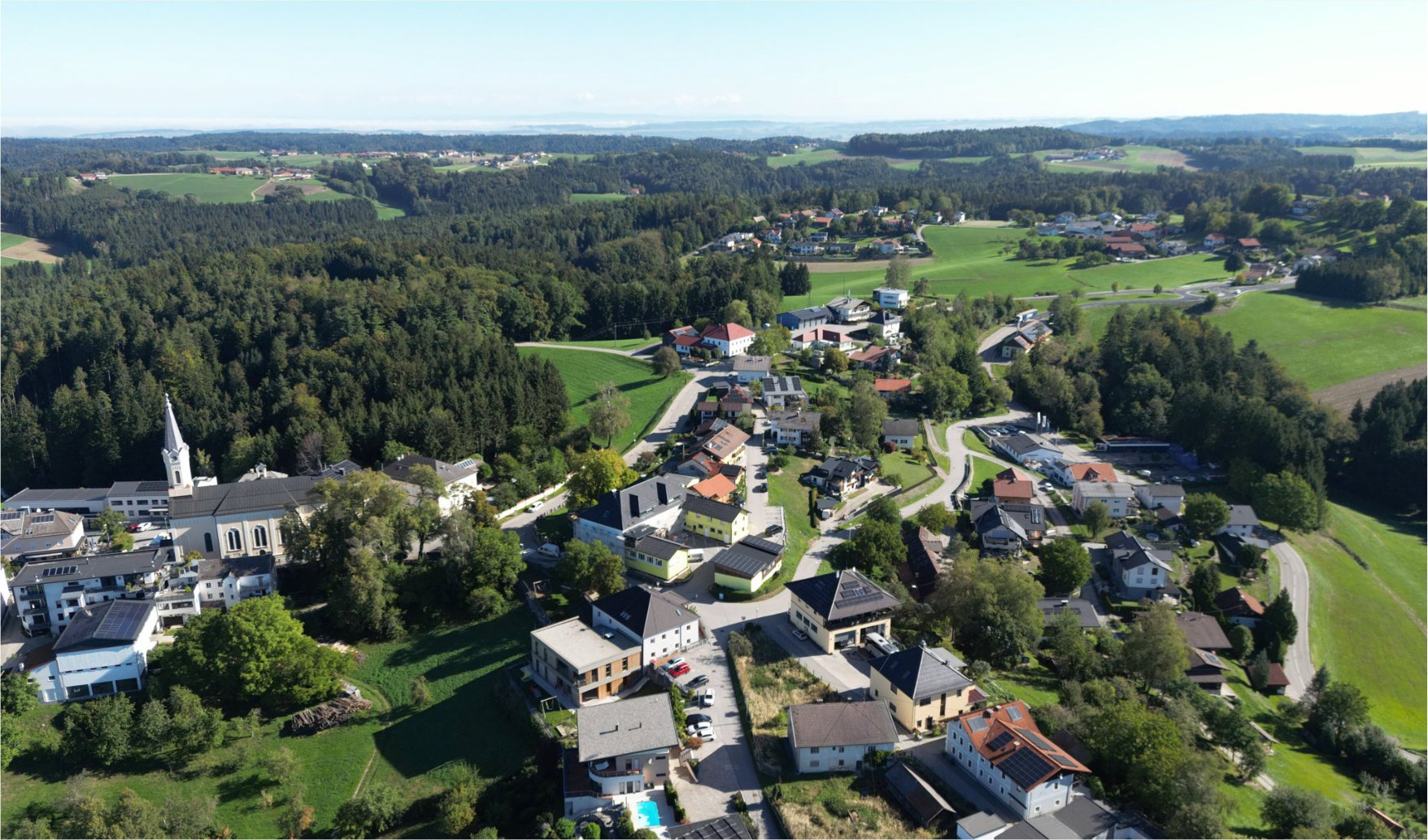 Luftaufnahme von Maria Schmolln und dem Kobernaußerwald